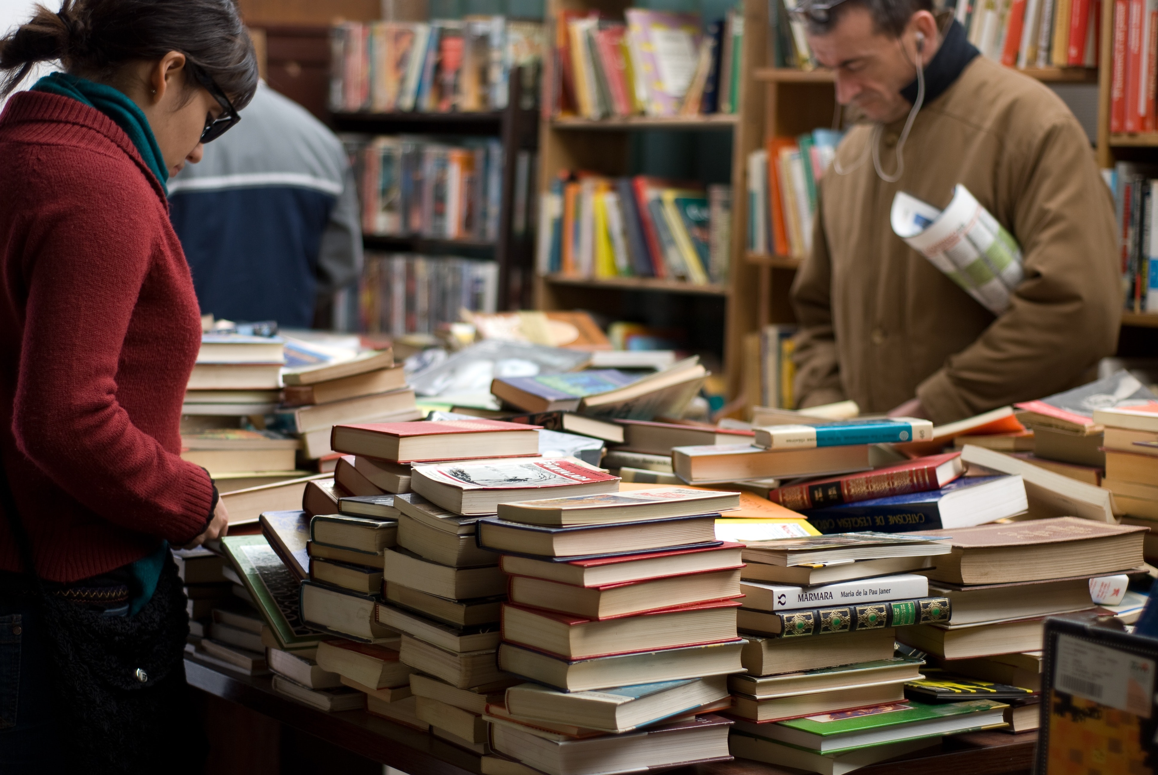 Китап библиотека. Читатели в библиотеке. Книжки в библиотеке. Люди в библиотеке. Чтение книг в библиотеке.